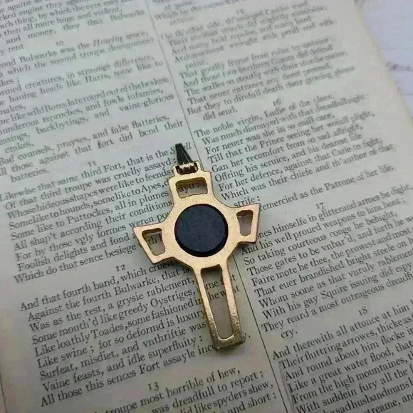 Vintage goldtone cross pendant with magnetic back - Picture 4 of 6